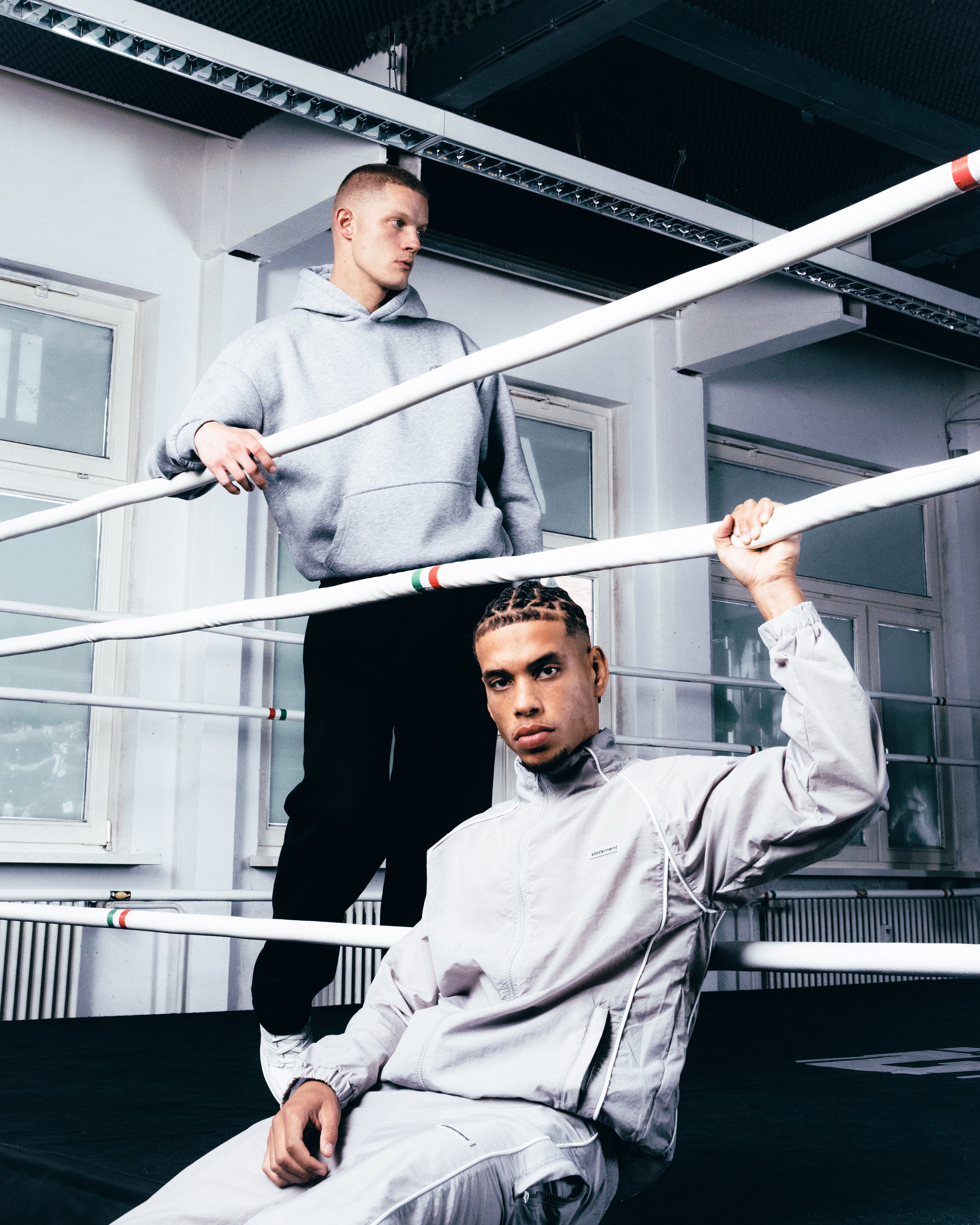 Grauer Hoodie und grauer Tracksuit Herren Streetwear von Statement Clothing