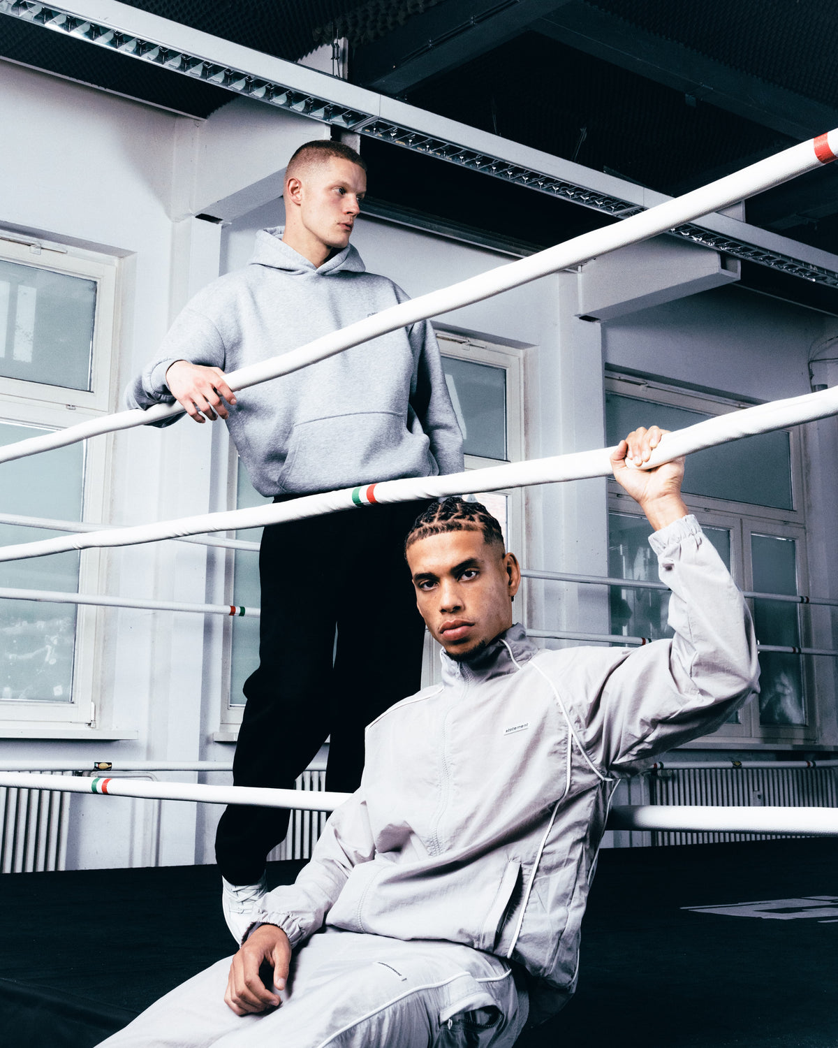 Grauer Hoodie und grauer Tracksuit Herren Streetwear von Statement Clothing