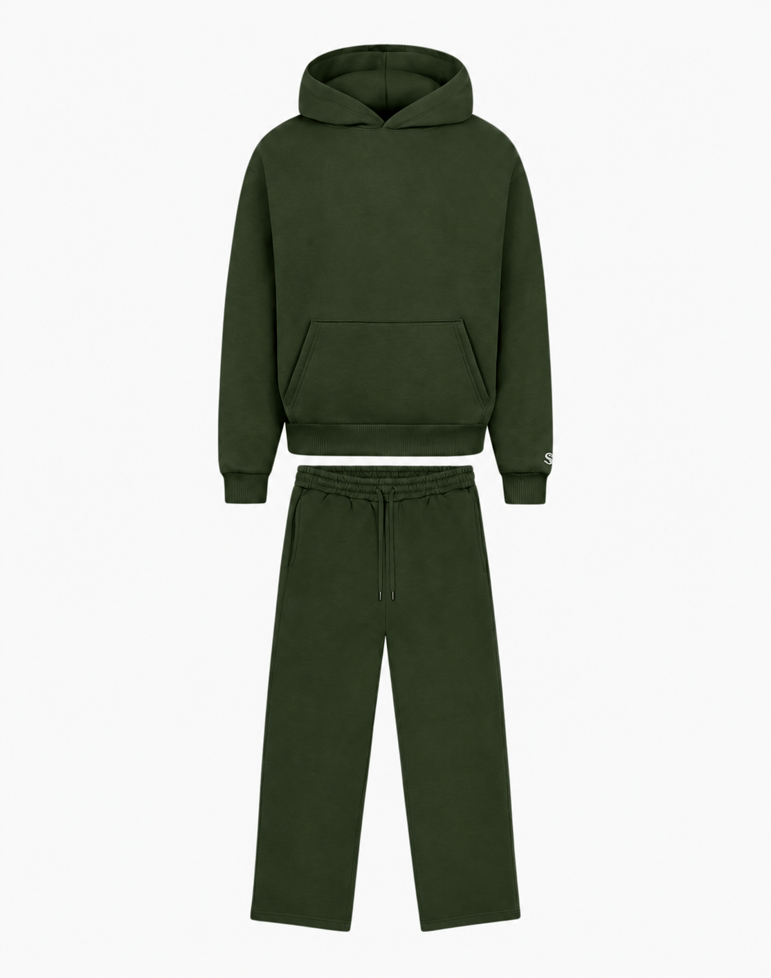 Dunkelgrünes Set aus Hoodie mit Kapuze, Kängurutasche und kleinem weißem S am Ärmel sowie einer Hose mit weitem Bein und Kordelzug auf weißem Hintergrund.