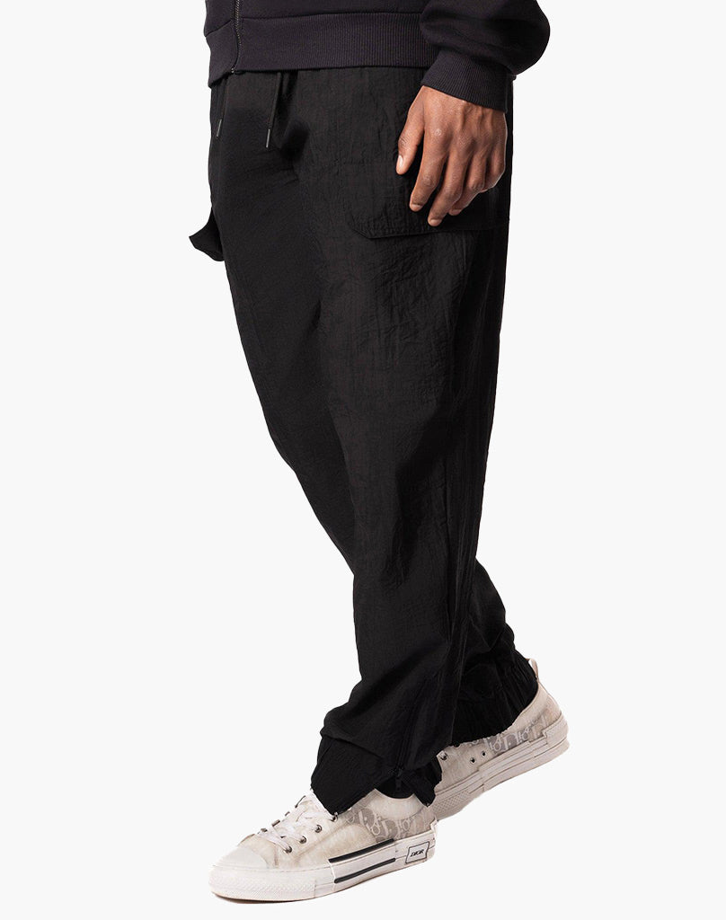 BLACK CARGOPANTS STATEMENT