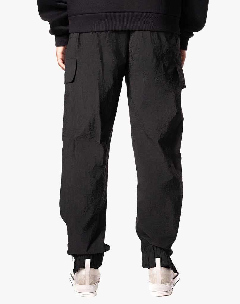 BLACK CARGOPANTS STATEMENT