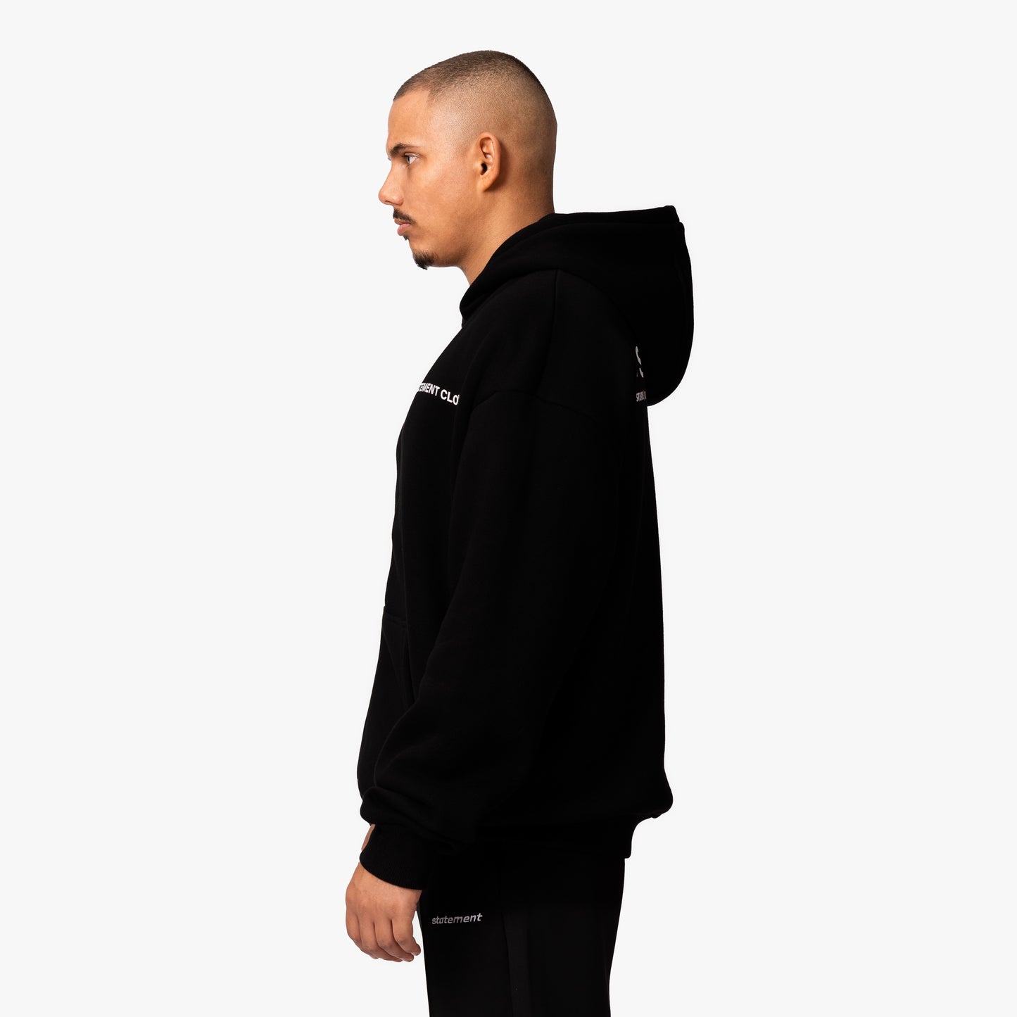 INITIAL ZIP-HOODIE BLACK