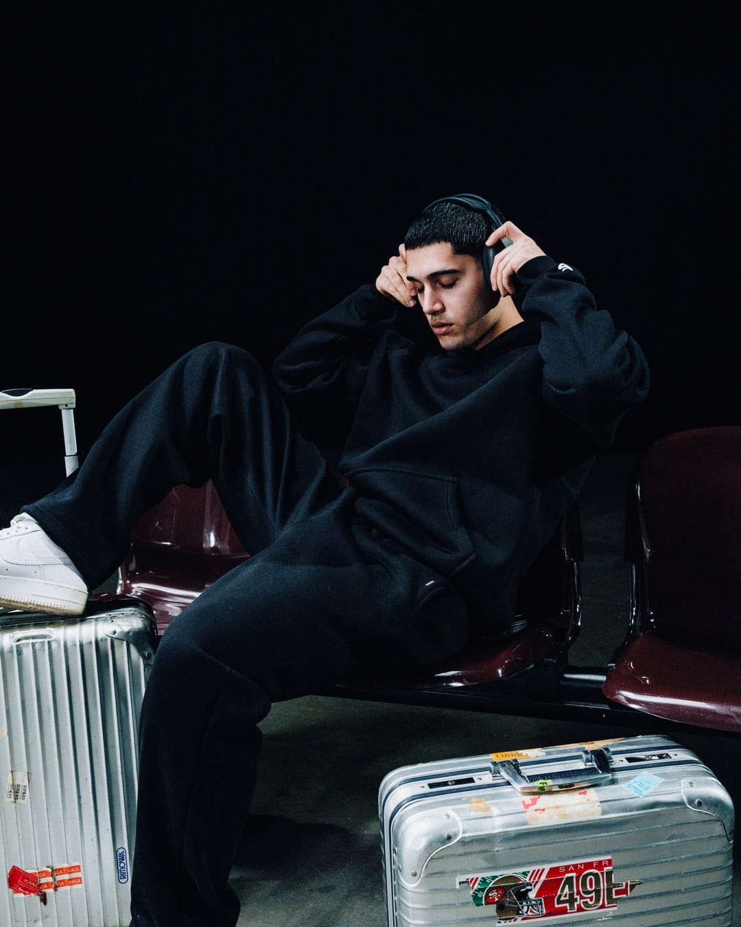 Mann trägt schwarze Jogger Pants mit Hoodie von Statement