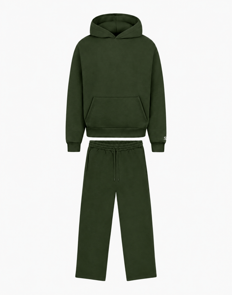Dunkelgrünes Set aus Hoodie mit Kapuze, Kängurutasche und kleinem weißem S am Ärmel sowie einer Hose mit weitem Bein und Kordelzug auf weißem Hintergrund.